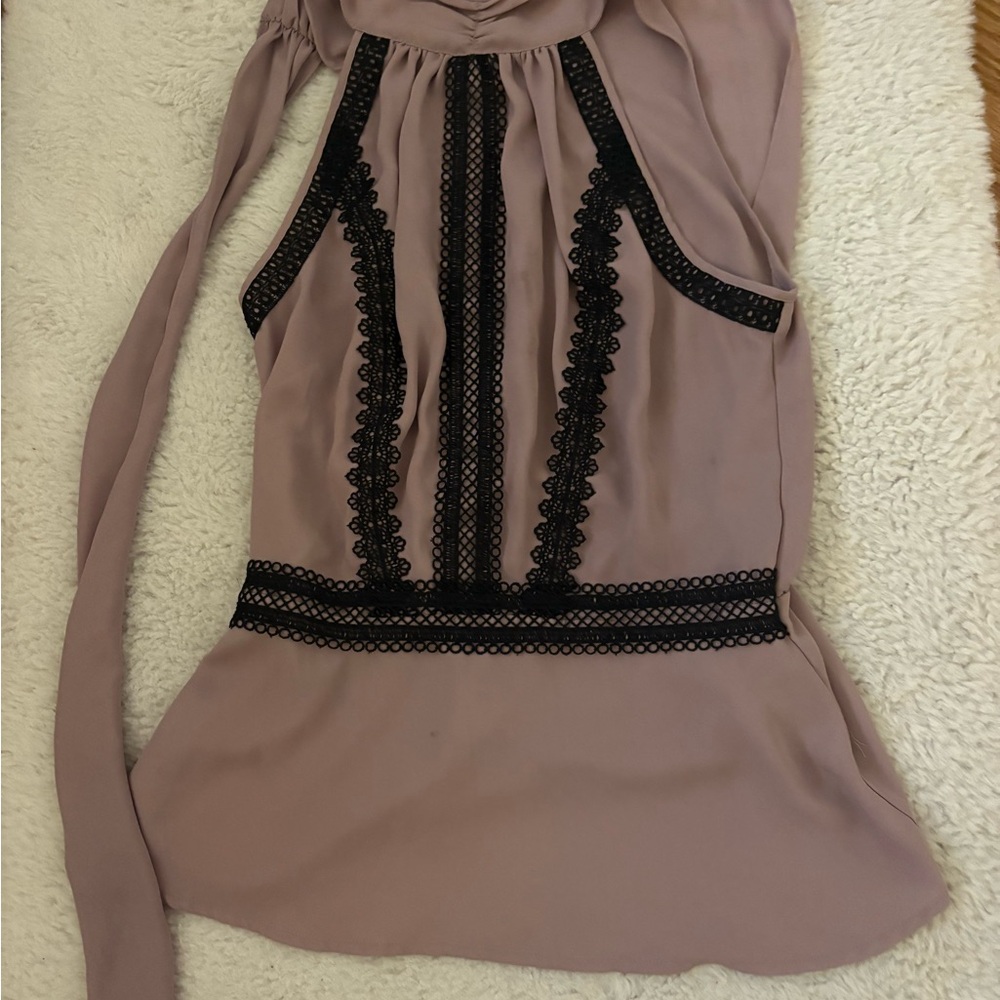 Elegant Mauve Sleeveless Top with Black Lace